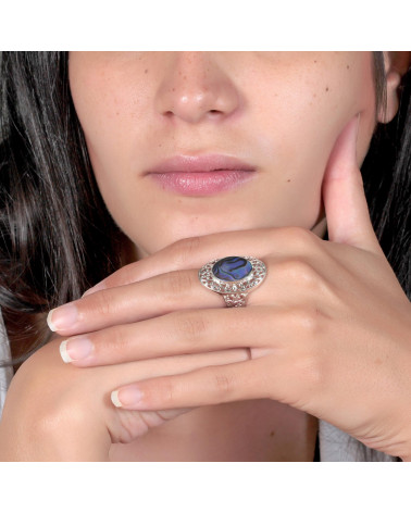 Bague en nacre abalone et anneau stylisé Argent massif portée par femme