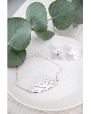 Perlmutt-Blumenarmband  auf Silberkette