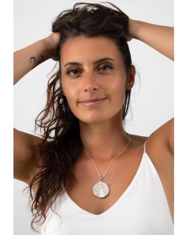 Collier pendentif symbole Arbre de vie en Pendentif de Nacre blanche Argent porté par femme