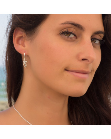 Boucles d'oreille Nacre Blanche motifs pétales de Fleurs Argent 925 millième portée par femme