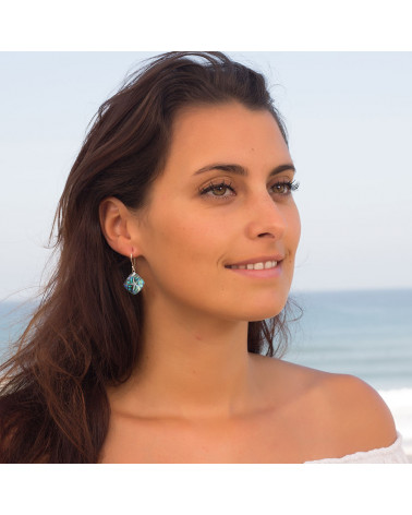 Boucles d'oreilles en Etoile de Mer Nacre Abalone sertie Argent 925-millième rhodié portée par femme