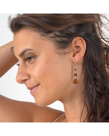 Boucles d'oreilles design rond portées par femme