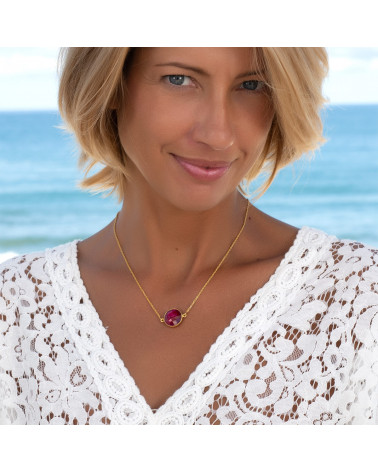 Collier chaîne doré à l'or fin et Rubis facetté porté par femme