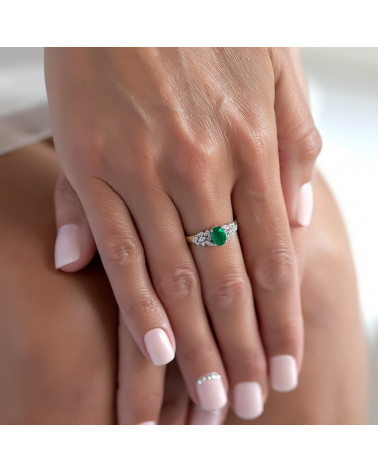 Bague en Or Jaune avec Émeraude et 24 Diamants portée, bijou raffiné pour femme
