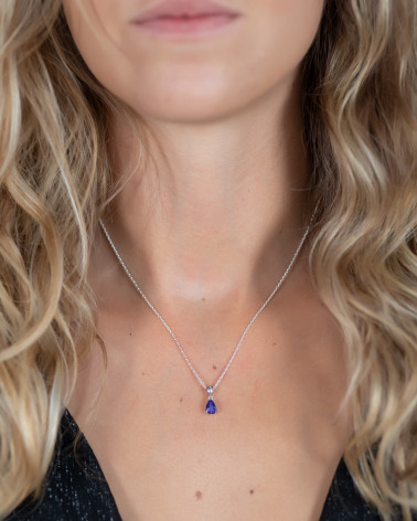 Collier pendentif Elsa avec tanzanite portée, élégance et raffinement au quotidien
