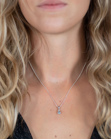Collier pendentif Elsa avec aigue-marine portée, élégance et douceur au quotidien