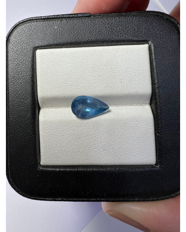 Oval faceted sky blue aquamarine - Weight of 0.720 carats - Clarity VVS-VS - Origin India.