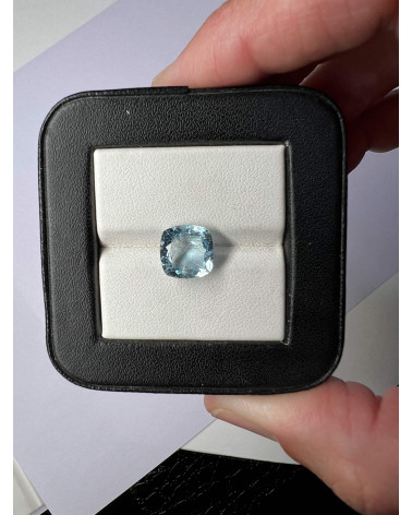 Oval faceted sky blue aquamarine - Weight of 0.720 carats - Clarity VVS-VS - Origin India.