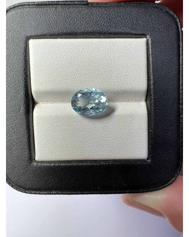 Oval faceted sky blue aquamarine - Weight of 0.720 carats - Clarity VVS-VS - Origin India.