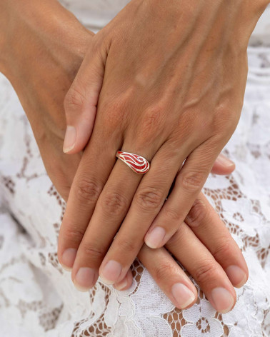 Nerida Ring am Finger - Eleganz der roten Koralle auf Silber für den Alltag