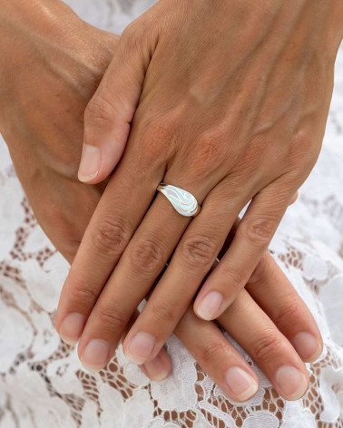 925 Sterling Silver Ring with White Mother-of-Pearl and Wave Pattern - Nerida