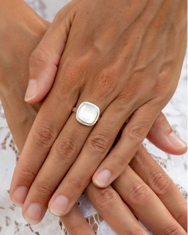 Sublimez vos mains avec cette bague en nacre et argent massif – Un bijou intemporel.
