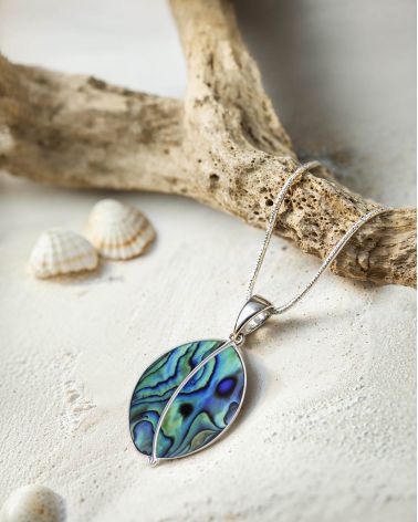 Pendentif Séléna sur Sable - Bijou Nacre Abalone forme feuille - Reflets Irisés Naturels