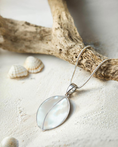 Séléna Leaf Pendant on Sand - Natural White Mother of Pearl Jewelry - Beach Inspiration