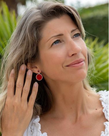 Boucles d'Oreilles NAEL portées - Corail Rouge sur visage - Bijou élégant féminin