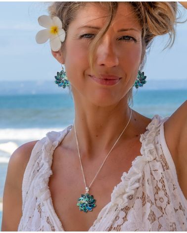 Femme portant Collier Nacre Abalone MOANA - Bijou d'Été Plage - Accessoire Mode Bohème