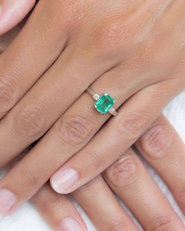 925er Silberring mit Smaragd und Diamanten getragen – Schicker Damenschmuck	