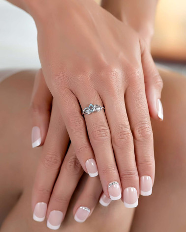 Bague Solitaire en Or Blanc sertie d’une Aigue-Marine portée sur une main – Bijou chic et raffiné