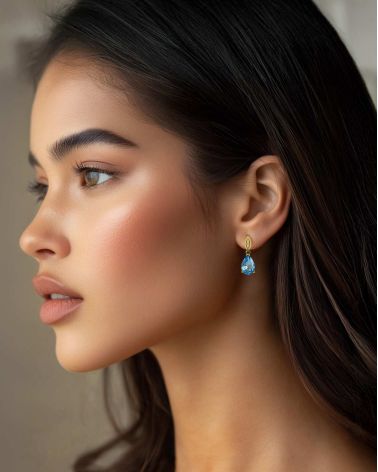 Boucles d’Oreilles Topaze et Diamants Or Jaune portées – Élégance naturelle
