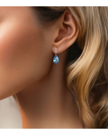 Boucles d’Oreilles en Or Blanc et Topaze Blue Sky portées – Raffinement absolu