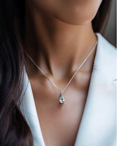 Collier Pendentif Topaze Blue Sky et Argent porté – Élégance et Harmonie