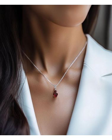 Collana con pendente in granato a forma di pera e diamanti in argento 925 – Collezione VIVIENNE – Pietra di nascita di gennaio