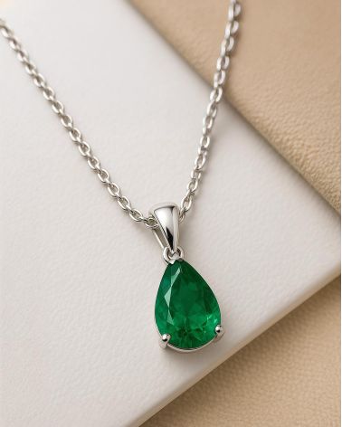 Détails du serti 3 griffes et finitions du pendentif Elsa émeraude taille poire
