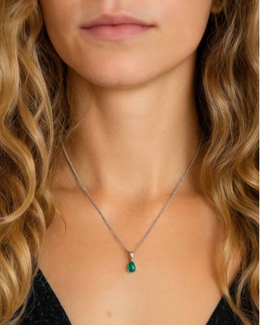 Collier pendentif Elsa avec émeraude portée, élégance et raffinement intemporel