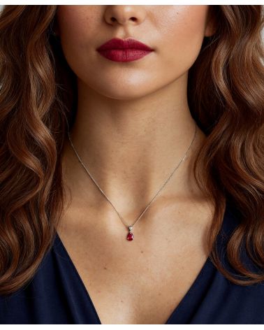 Collier pendentif Elsa avec rubis portée, élégance et passion intemporelle