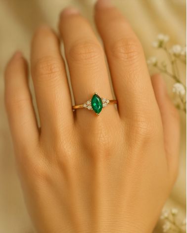Bague en or jaune avec émeraude portée - Collection Abril, pierre de naissance de mai