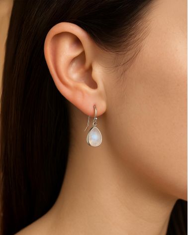 Details of the contemporary setting and blue opalescent reflections of the moonstone