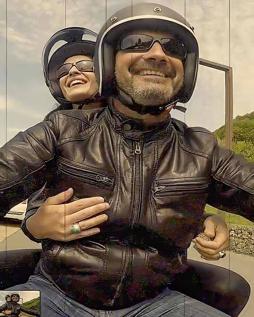 Homme souriant à moto avec une passagère, portant une bague élégante, pour illustrer les idées cadeaux de la Fête des Pères Aden